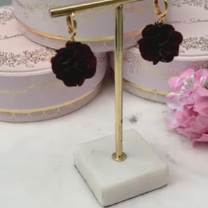 Vergoldete Creolen mit weinrotem Blüten-Pompom