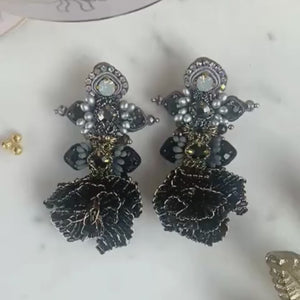 Kunstvolle Soutache-BlütenOhrringe in Schwarz, Grau und Silber