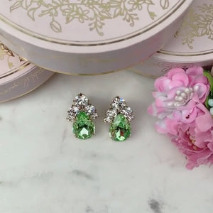 Glitzernde Ohrstecker aus Glas-Kristallen in Lindgrün