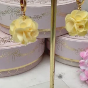 Vergoldete Creolen mit hellgelbem Blüten-Pompom