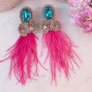 Auffällige Feder-Ohrringe in Hellblau, Pink und Champagner