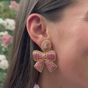 Rosafarbene Schleifen-Ohrringe in Soutache-Technik
