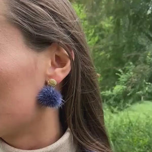Vergoldete Knoten-Ohrringe mit Puschel-Fächer in Dunkelblau
