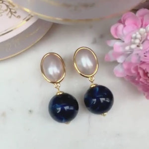 Stilvolle Kugel-Ohrclips in Perlmutt und Dunkelblau