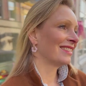 Vergoldete Creolen mit zartrosafarbener Blüte