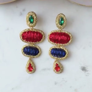 Elegante Soutacheohrringe mit Elementen in Rot und Blau