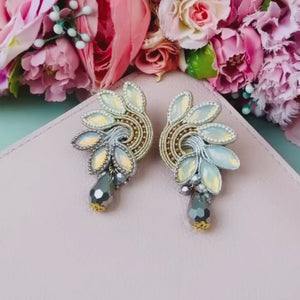Funkelnde Soutache-Ohrringe in Silber, Weiß und Gold