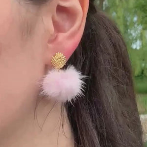 Vergoldete Knoten-Ohrringe mit Puschel-Pompom in Zartrosa