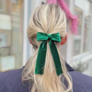 Dunkelgrüne Samt-Schleife als Haarspange