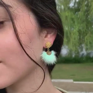 Vergoldete Knoten-Ohrringe mit Puschel-Fächer in Mint