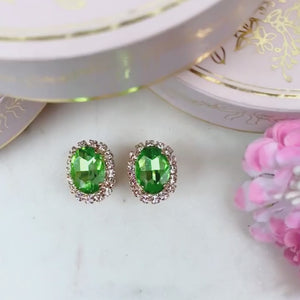 Ovale Ohrstecker aus Glas-Kristallen in Lindgrün