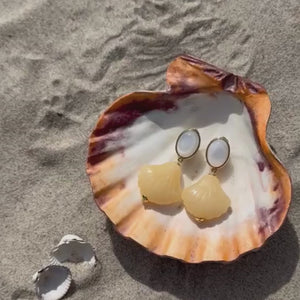 Sommerliche Muschel-Ohrring in Perlmutt und Vanille-Gelb