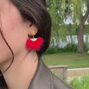 Vergoldete Knoten-Ohrringe mit Puschel-Fächer in Rot