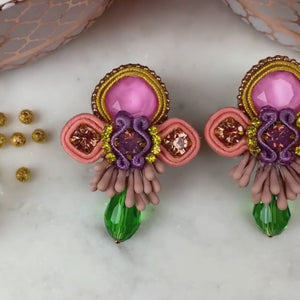Zeitlose Soutache-Ohrringe in Hellkorall, Rosa, Grün und Flieder