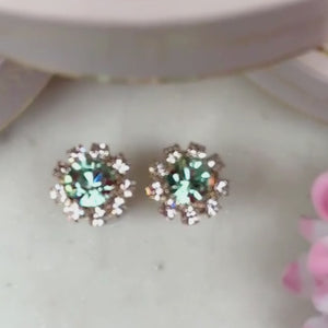 Runde Ohrstecker aus Glas-Kristallen in Lindgrün