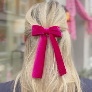 Pinke Samt-Schleife als Haarspange