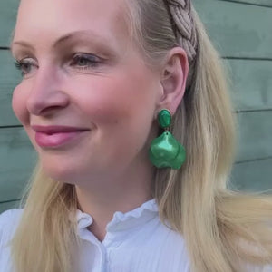 Grüne Ohrringe mit Blütenblättern