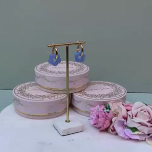 Vergoldete Creolen mit hellblauer Blüte