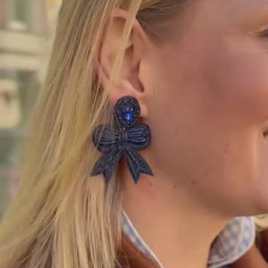 Festliche Soutacheohrringe als dunkelblau Schleife