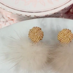 Vergoldete Knoten-Ohrstecker mit Puschel-Pompom in Creme