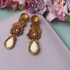 Soutache Ohrstecker mit seidigen Bändern in Gold und funkelnden Tropfen in Braun