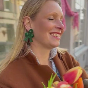 Festliche Soutacheohrringe als dunkelgrüne Schleife