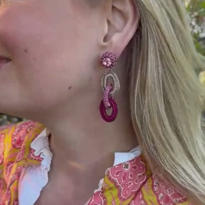 Verschlungene Statement-Ohrringe in Rosa, Pink und Champagner