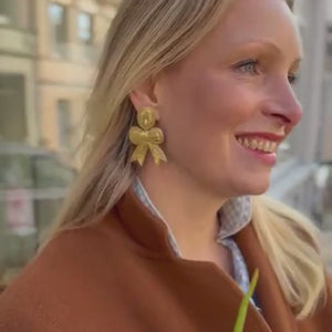 Festliche Soutacheohrringe als goldene Schleife