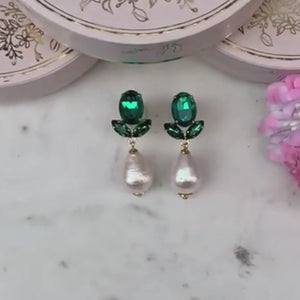 Dunkelgrüne Ohrstecker aus Glas-Kristallen mit leichter Baumwollperle