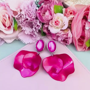 Silberne Ohrringe in Pink mit Blütenblättern