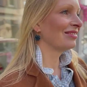 Vergoldete Creolen mit dunkel-petrolfarbenem Blüten-Pompom