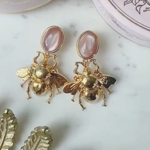 Beige Ohrringe mit vergoldeter Hummel von AmuseToi