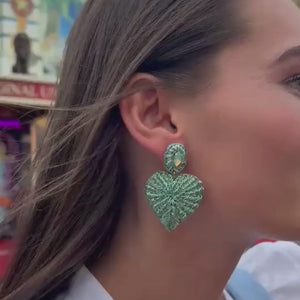 Sabeigrüne Soutache-Ohrringe als kleines Herz