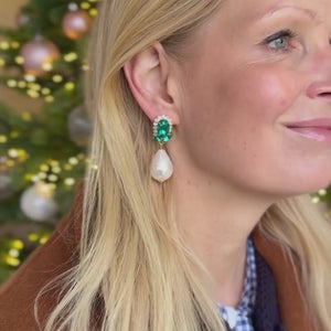 Dunkelgrüne Glas-Kristall-Ohrstecker mit Baumwolltropfen