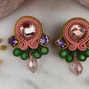 Pastellige kleine Soutache-Ohrstecker in Hellkorall, Rosa, Grün und Flieder