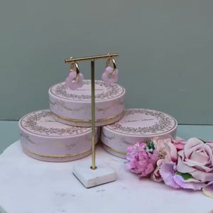 Vergoldete Creolen mit zartrosafarbener Blüte