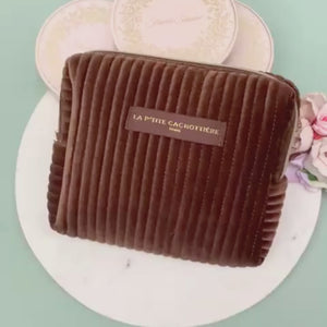 Große Samt-Tasche mit Reißverschluss in Braun