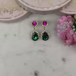 Pinke Glas-Kristall-Ohrstecker mit dunkelgrünem Kristalltropfen