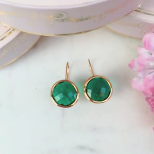 Vergoldete Ohrhänger mit rundem funkelnden Kristall in Dunkelgrün von Janne v. d. Heide