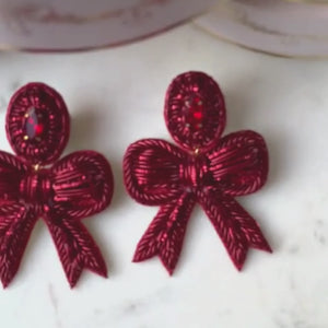 Festliche Soutacheohrringe als rote Schleife