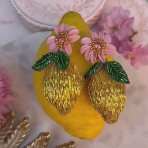 Sommerliche Zitronen-Soutacheohrringe mit rosafarbener Blüte