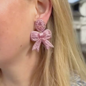 Zarte Soutacheohrringe als hellrosa Schleife