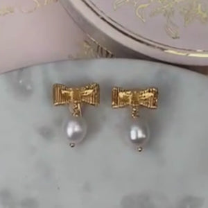 Zauberhafte Schleifenohrringe mit edler Süßwasserperle von Janne von der Heide