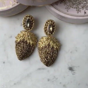 Zauberhafte Soutacheohrclips als edle Haselnuss