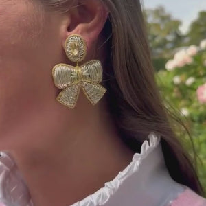 Weiße Schleifen-Ohrirnge in Soutache-Technik