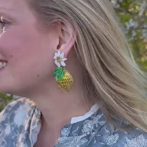 Sommerliche Zitronen-Soutacheohrringe mit weißer Blüte