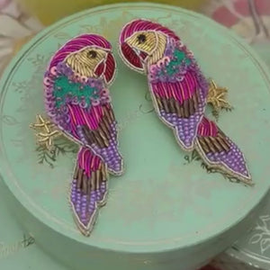 Bunte Soutache-Ohrringe als Papagei