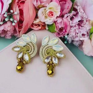 Funkelnde Soutache-Ohrringe in Gold und Weiß