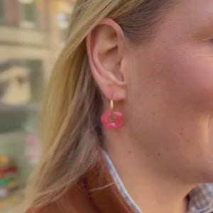 Vergoldete Creolen mit lachsrosafarbener Blüte