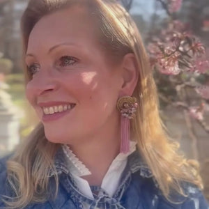 Trendige Soutache-Ohrringe in Gelb und Rosa mit Quaste